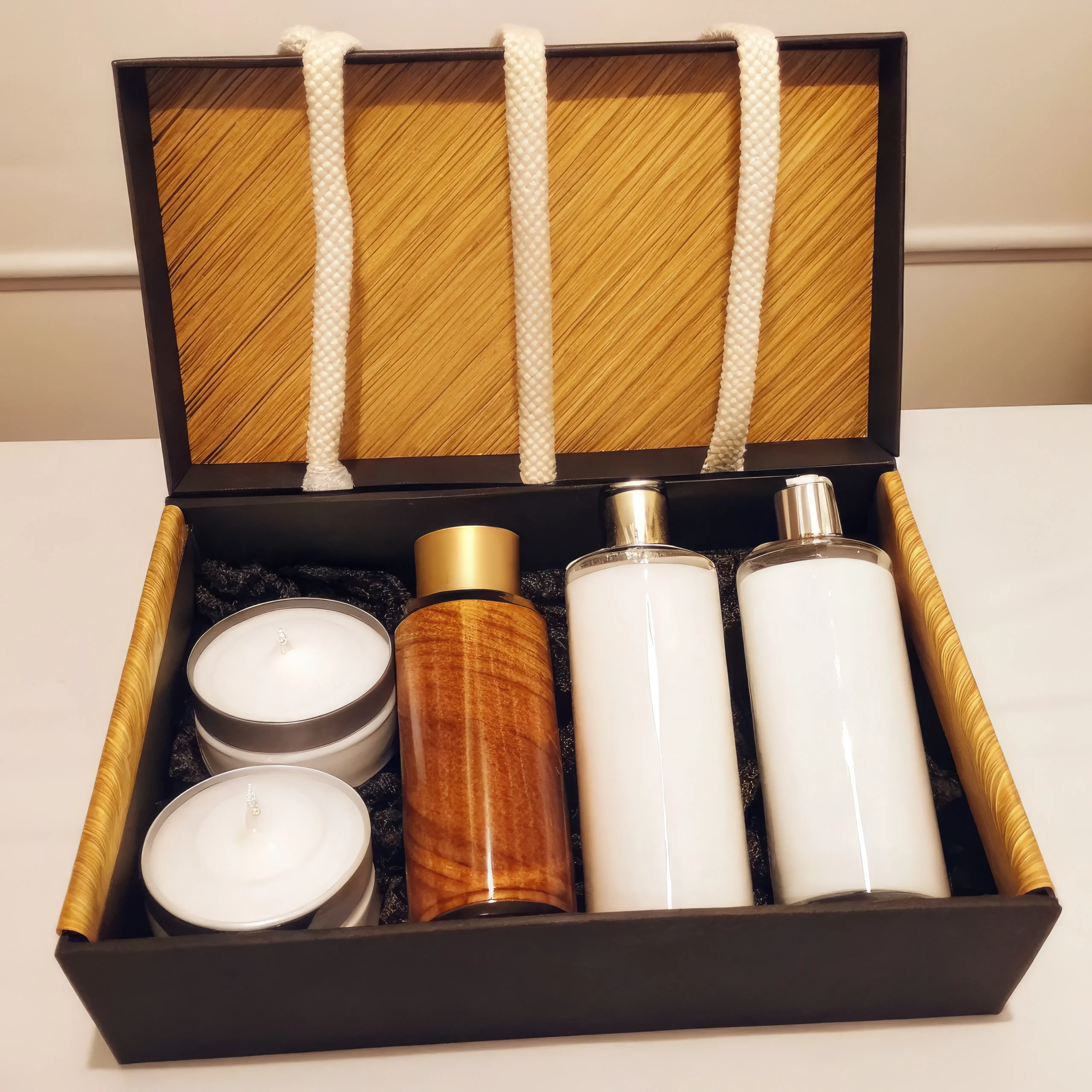 elegante-conjunto-de-regalos-con-velas-y-lociones-perfumadas-en-una-caja-elegante-ai-generativa